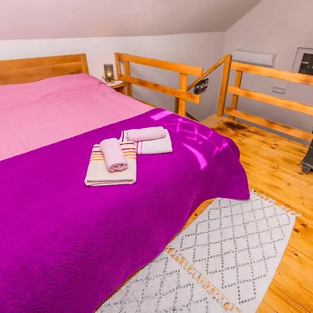 House Moj Mir Nyaraló